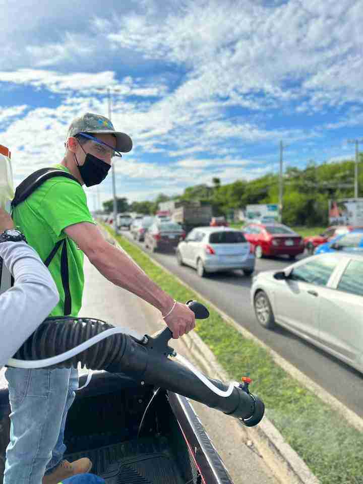 CONTINÚA ROMMEL LLEVANDO FUMIGACIÓN EN COLONIAS DE MÉRIDA PARA PREVENIR